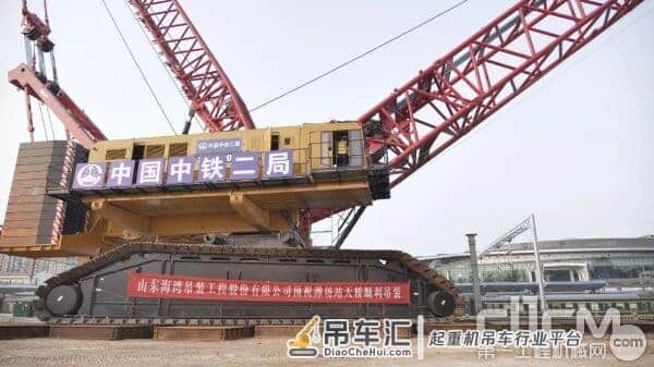 横跨12轨道，擎天巨擘三一SCC20000A履带吊首秀潍坊