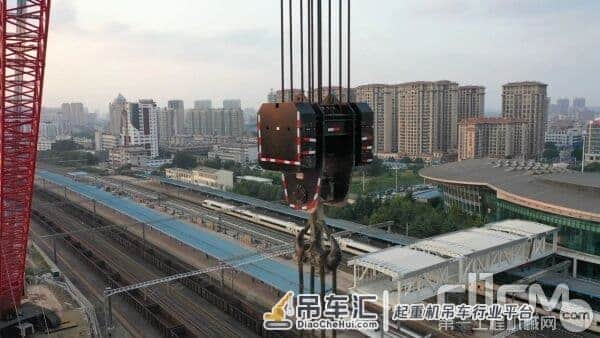 横跨12轨道，擎天巨擘三一SCC20000A履带吊首秀潍坊
