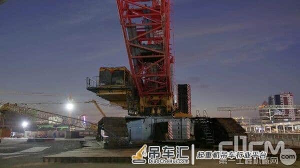 横跨12轨道，擎天巨擘三一SCC20000A履带吊首秀潍坊