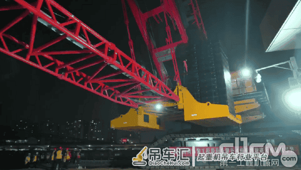 横跨12轨道，擎天巨擘三一SCC20000A履带吊首秀潍坊