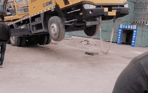 当经典的K5吊车，工地遇上空心水泥地！支腿下陷