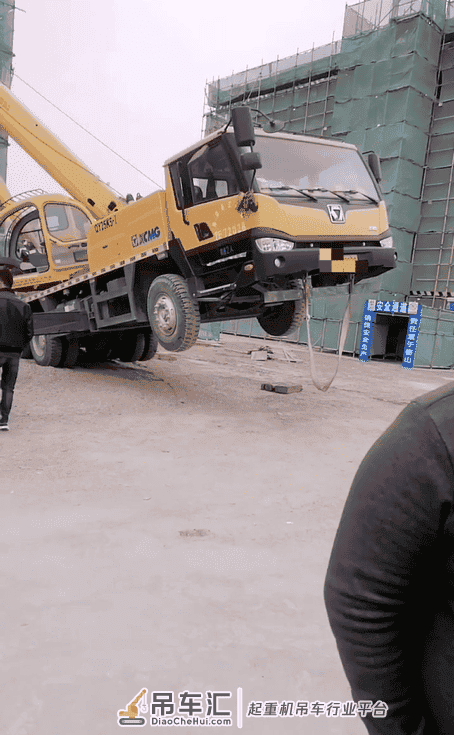 当经典的K5吊车，工地遇上空心水泥地！支腿下陷