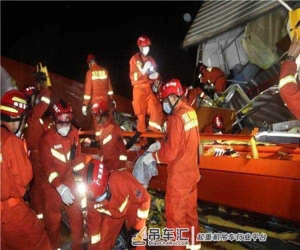2死6伤!深圳地铁一施工现场龙门吊倒塌