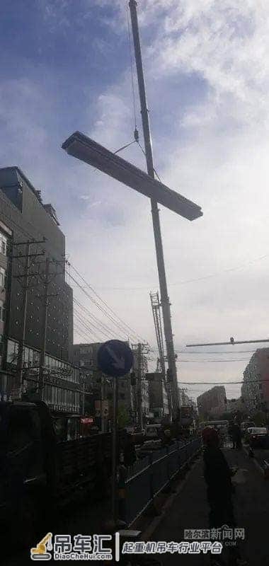吊车高空作业！德利宾馆楼顶2层违建拆了｜呼兰区俩月拆违23.4万平方米