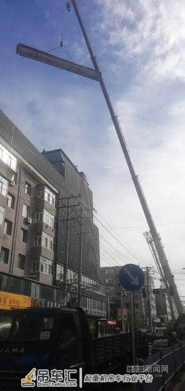 吊车高空作业!德利宾馆楼顶2层违建拆了|呼兰区俩月拆违23.4万平方米