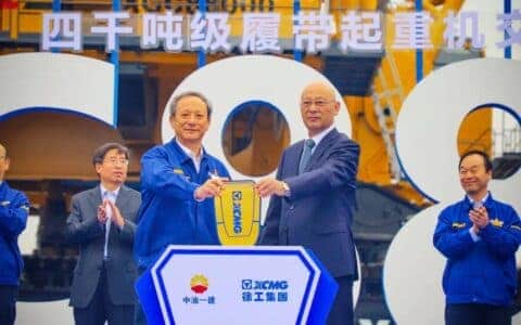 刚刚！“世界第一吊”四千吨级履带起重机落户公司！