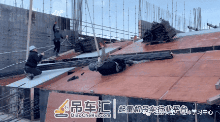 吊装作业信号工、司索工同时被吊运的钢筋砸倒！