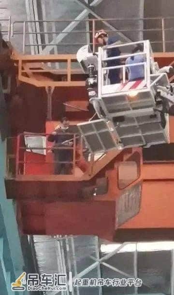 工厂意外停电2名操作员被困起重机操作室 武汉消防成功营救
