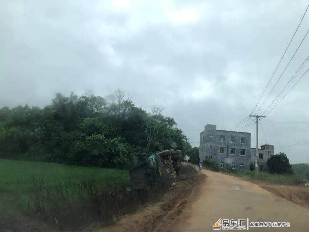 吊车出动！博白双旺一辆农用车侧翻入农田！