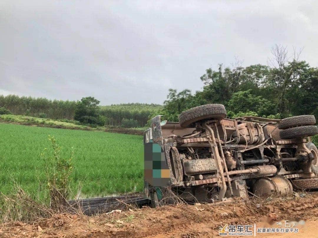 吊车出动!博白双旺一辆农用车侧翻入农田!