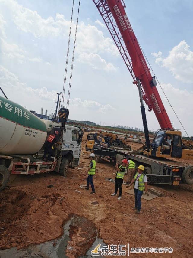 武汉某工地搅拌车侧翻,吊车救援吊装