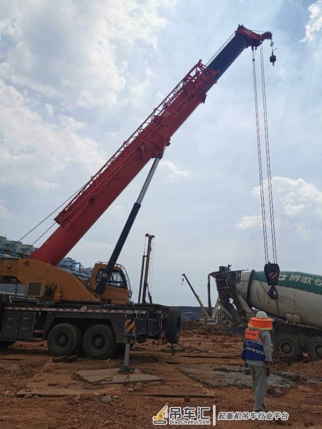 武汉某工地搅拌车侧翻,吊车救援吊装