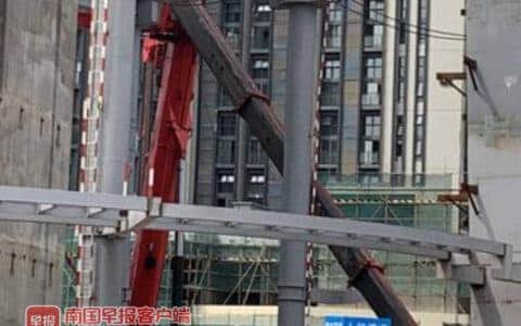 南宁一工地吊车突然“断臂”，所幸未造成人员伤亡