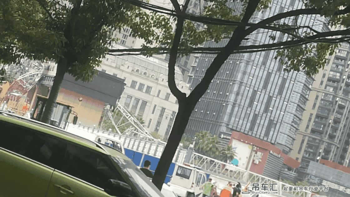 武汉一工地履带吊倒塌,2人受伤!官方通报