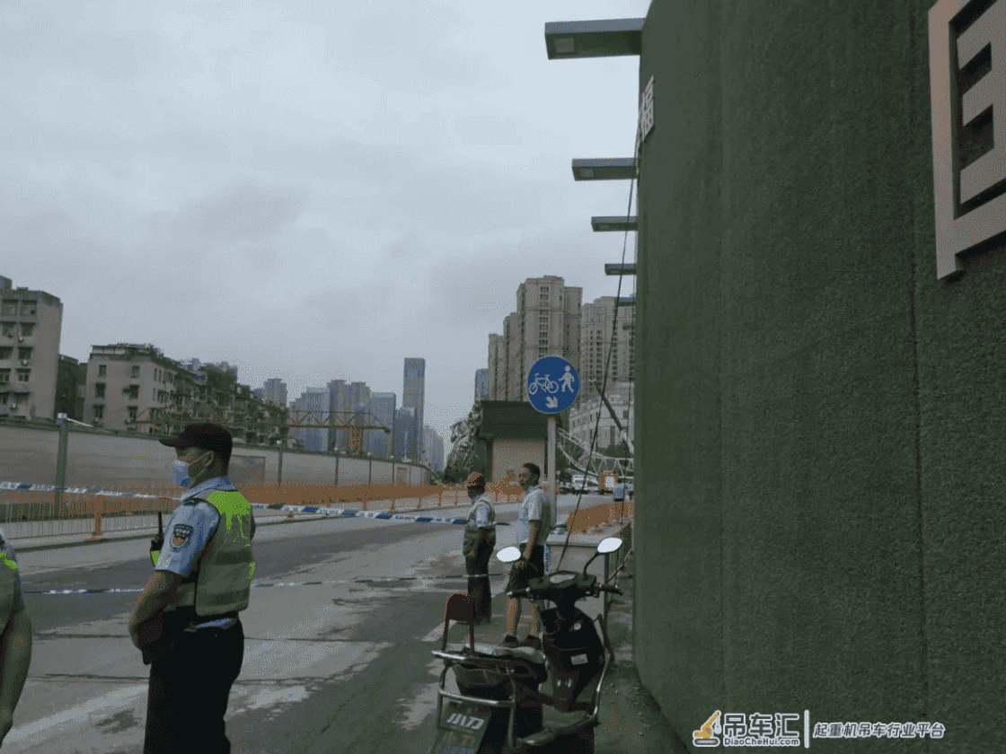 武汉一工地履带吊倒塌,2人受伤!官方通报
