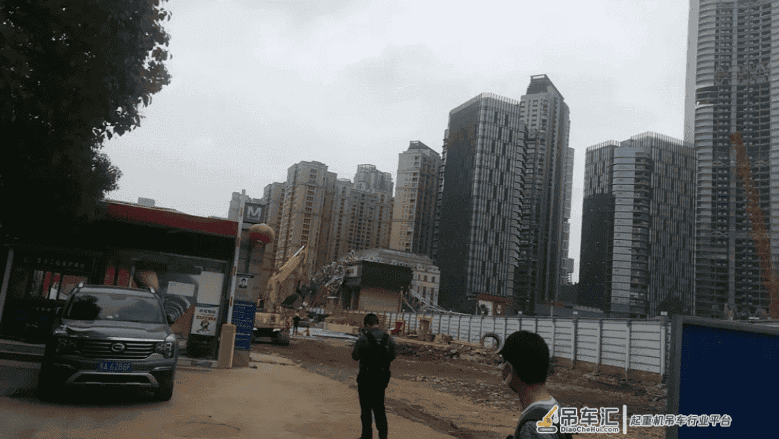武汉一工地履带吊倒塌,2人受伤!官方通报