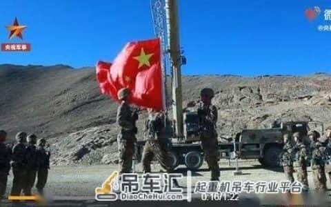 花式庆祝！全国多地直升机挂国旗巡飞 新疆海拔5300米用吊车升起国旗