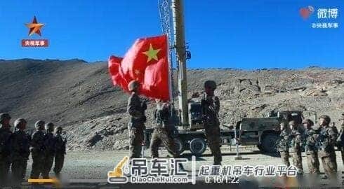 花式庆祝!全国多地直升机挂国旗巡飞 新疆海拔5300米用吊车升起国旗