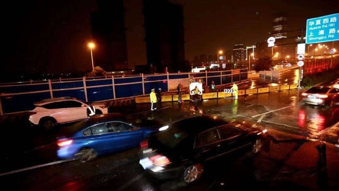 破交通“最堵点”| 600人上阵18台300吨履带吊日夜兼程 济阳路改建持续加速