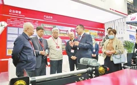 全球“起重机家族”集体亮相新乡长垣