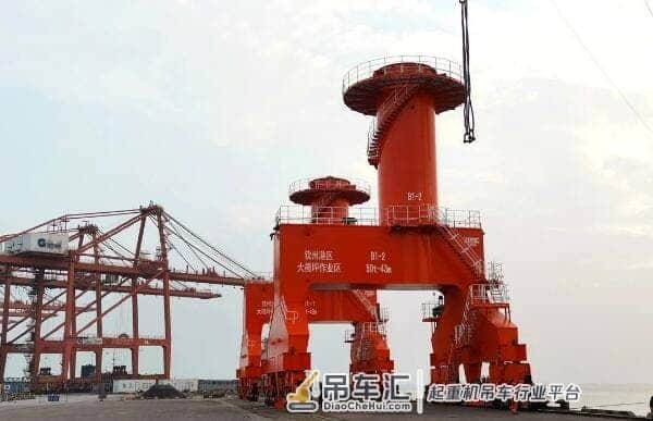 振华重工2台50吨-43米多用途门座起重机完成卸船