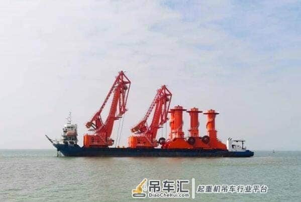 振华重工2台50吨-43米多用途门座起重机完成卸船