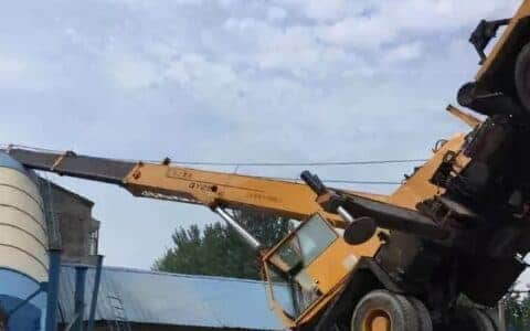500元吊水泥罐，超载造成吊车翻车！干成就是逆了天