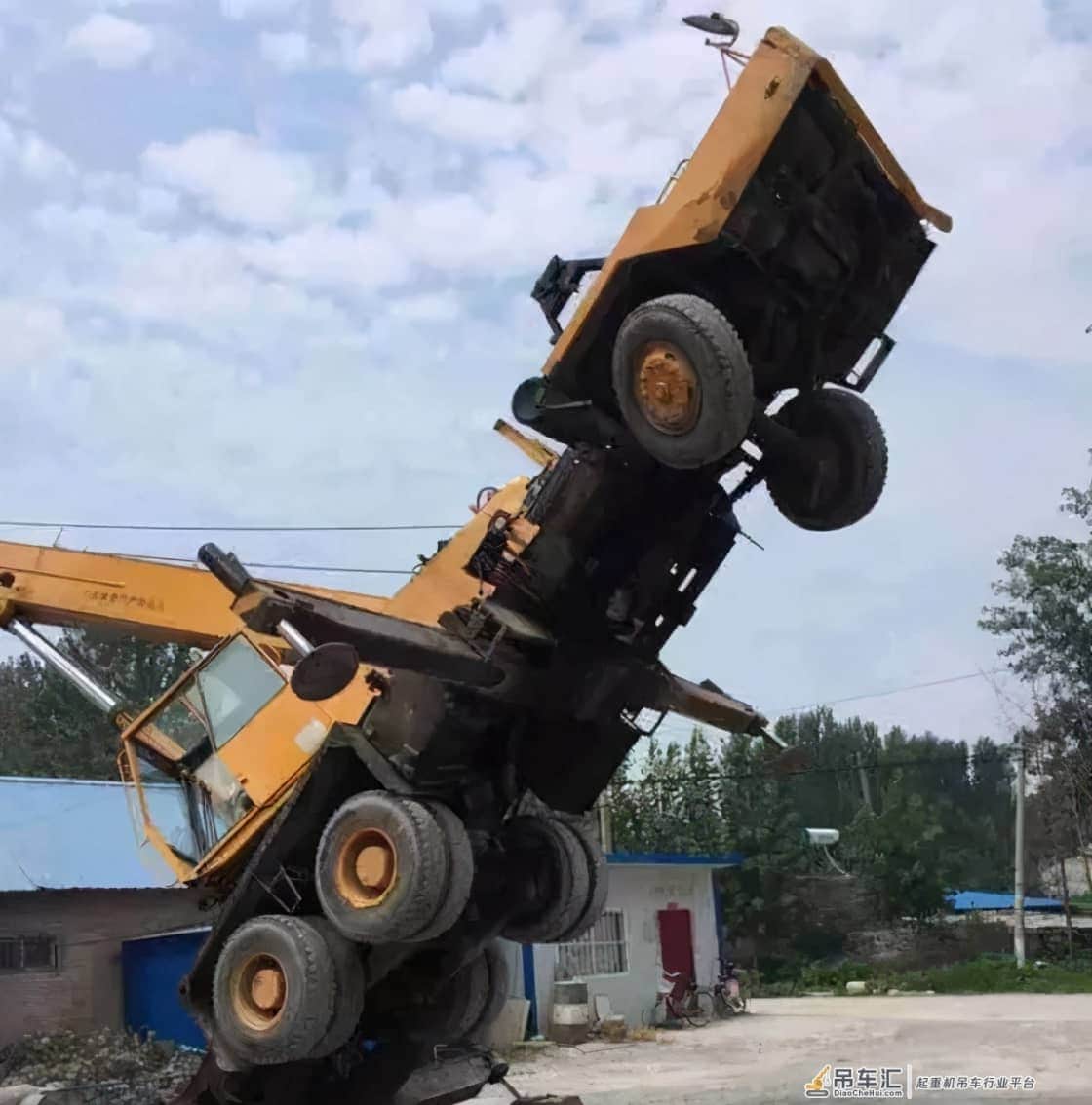 500元吊水泥罐,超载造成吊车翻车!干成就是逆了天