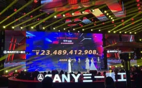 震惊！2小时成交235亿，A股机械龙头挖掘机卖到爆！网友：奇迹！李佳琦也赶不上……行业景气度爆棚！