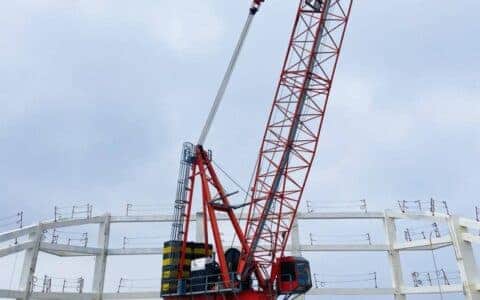 在高空拆除巨型动臂塔吊 这项绝技在武汉这样完成