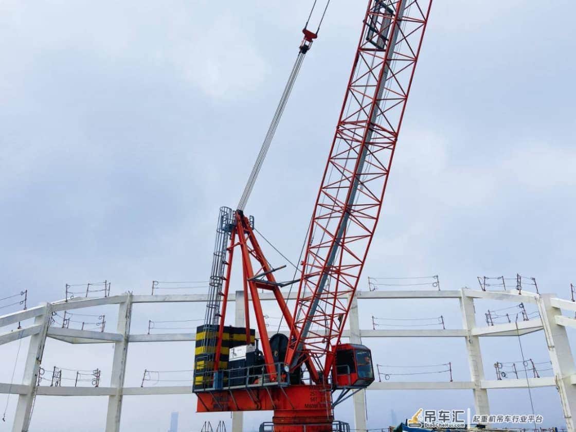 在高空拆除巨型动臂塔吊 这项绝技在武汉这样完成