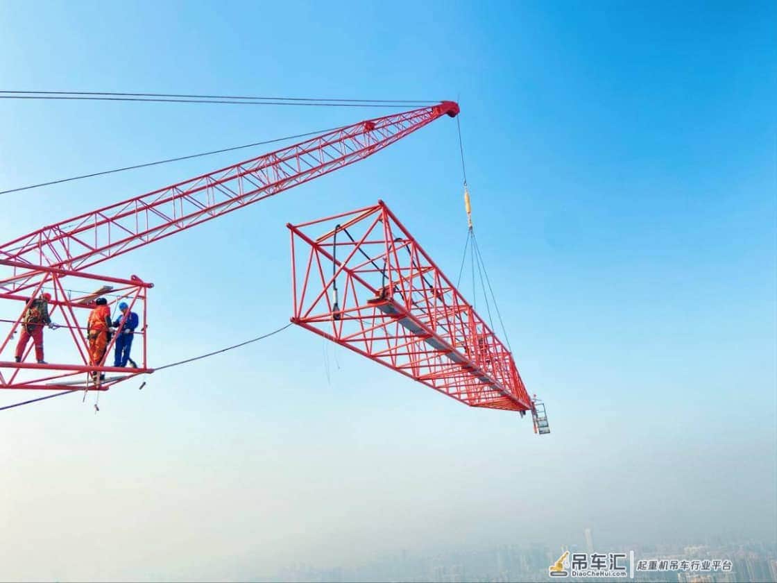 在高空拆除巨型动臂塔吊 这项绝技在武汉这样完成