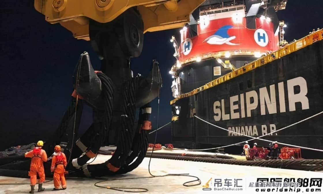 仅用1小时!全球最大半潜式起重船成功安装世界最小平台