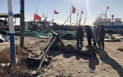 葫芦岛： 600岁大船锚出水干坏渔网和起网机：吊车助力才上岸
