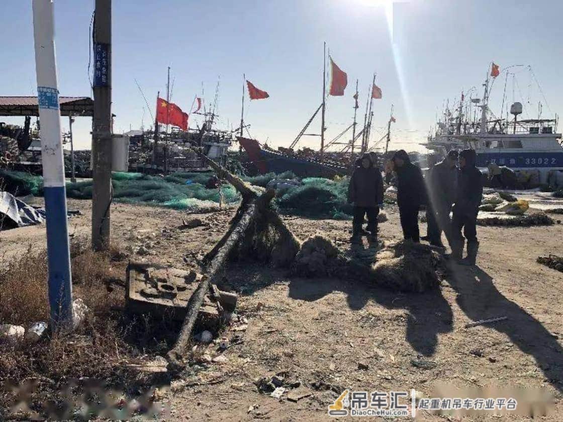 葫芦岛： 600岁大船锚出水干坏渔网和起网机：吊车助力才上岸