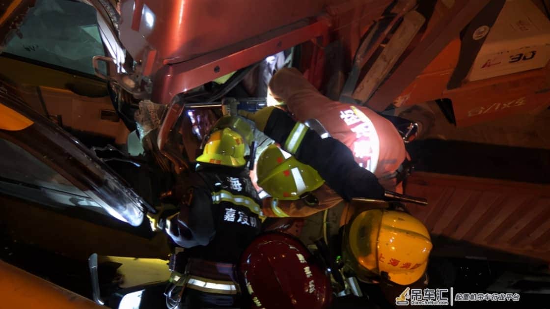 上海赛车场门口一货车与吊车紧紧“咬住”消防队员全力救援被困驾驶员