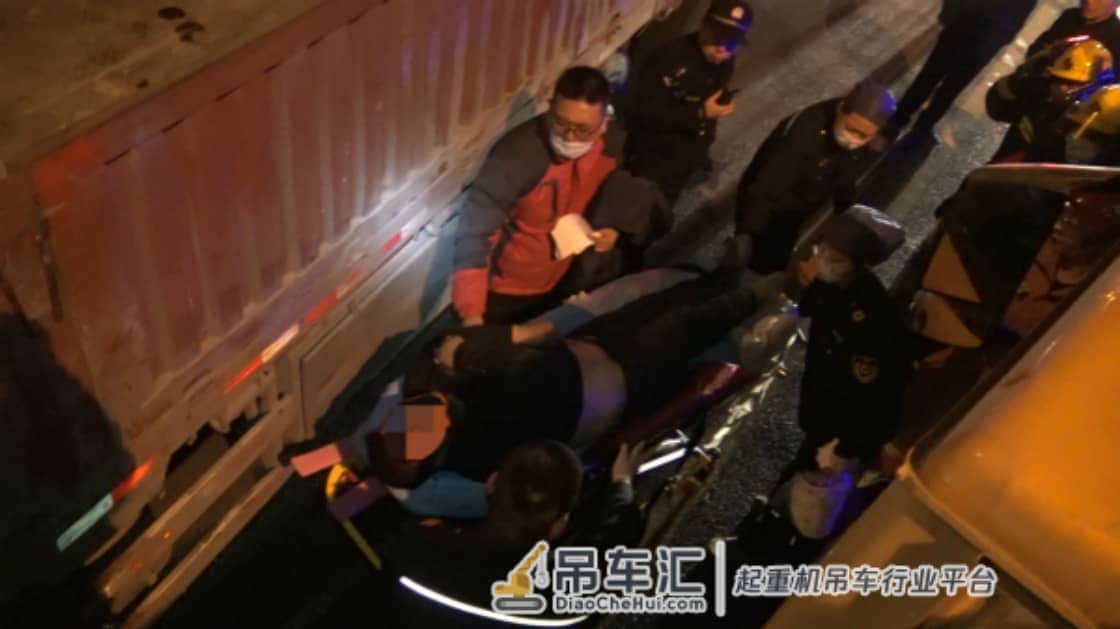 上海赛车场门口一货车与吊车紧紧“咬住”消防队员全力救援被困驾驶员