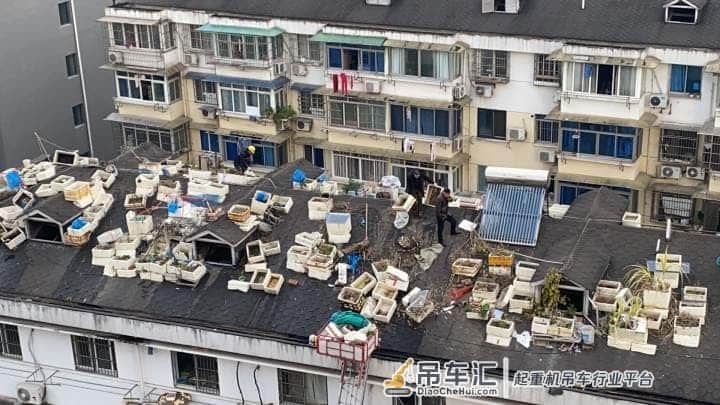 吊车都出动了！杭州这个小区，五卡车都装不完的屋顶垃圾被清理