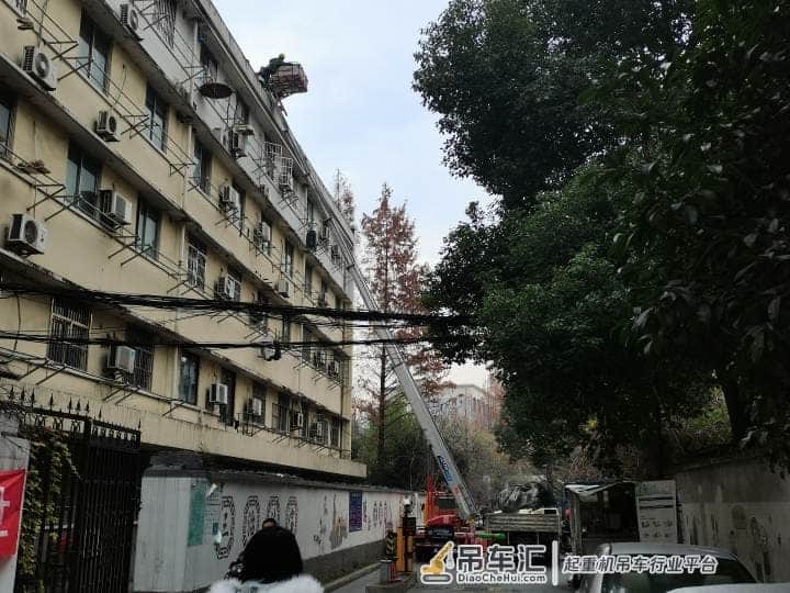 吊车都出动了!杭州这个小区,五卡车都装不完的屋顶垃圾被清理