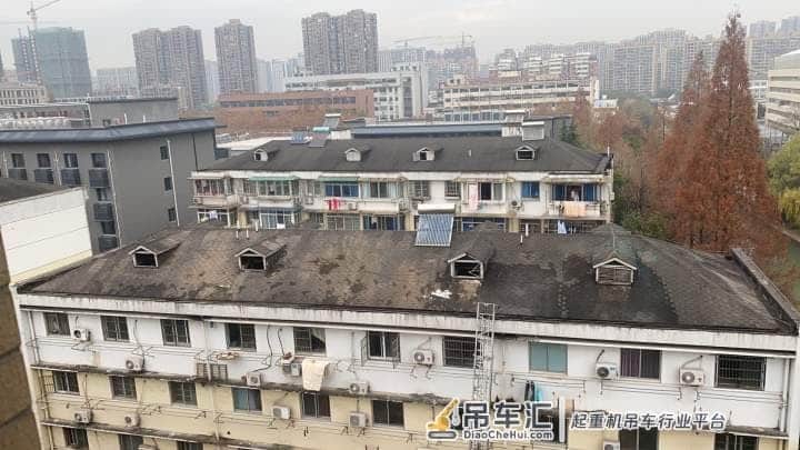 吊车都出动了!杭州这个小区,五卡车都装不完的屋顶垃圾被清理