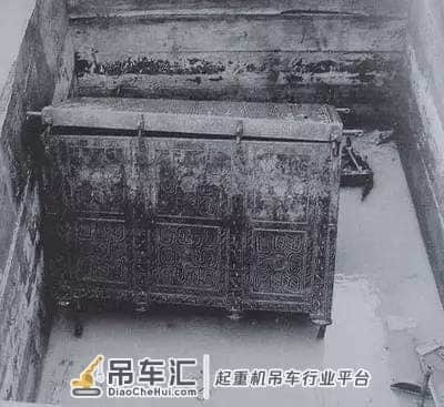 千古奇棺惊现于世，两万群众围观，八千公斤级吊车起吊竟纹丝不动