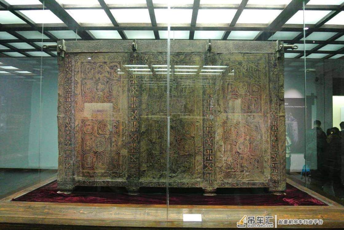 千古奇棺惊现于世,两万群众围观,八千公斤级吊车起吊竟纹丝不动