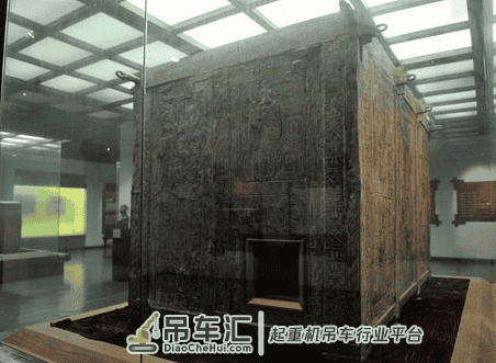 千古奇棺惊现于世,两万群众围观,八千公斤级吊车起吊竟纹丝不动