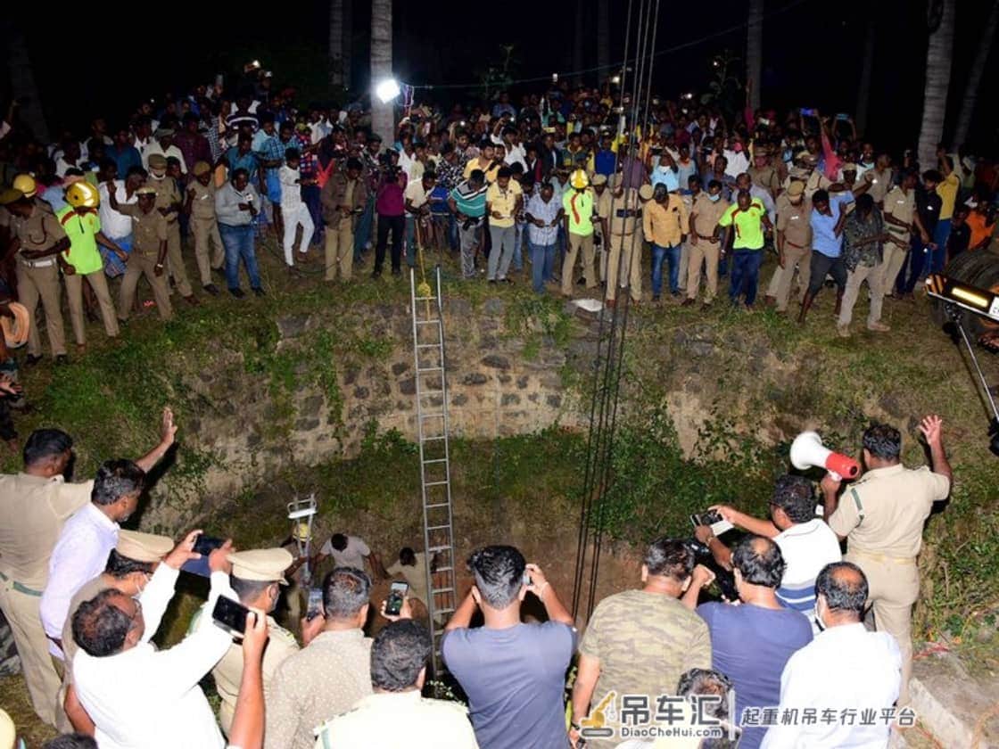 印度野生大象坠入20米深井,折腾16小时才被吊车救出