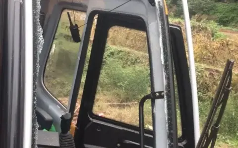 吊装惊魂！钢筋落下，操控室挡风玻璃碎了一地…