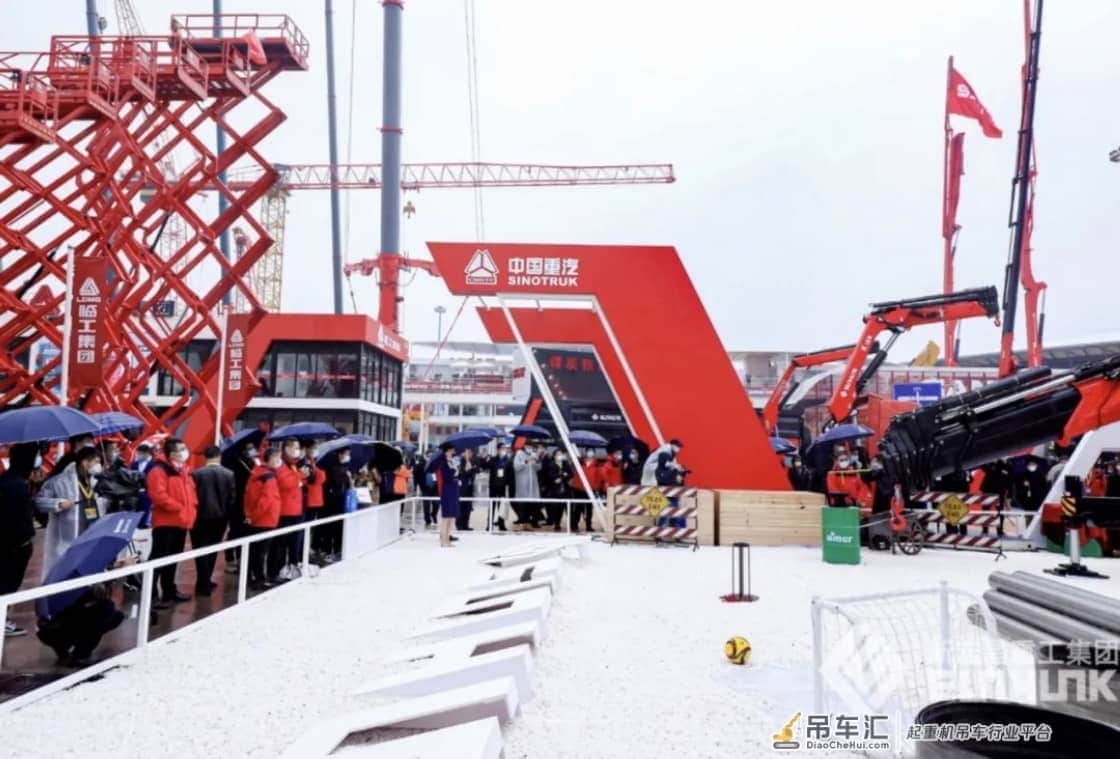 中国重汽&宏昌天马系列大吨位随车起重机宝马展发布