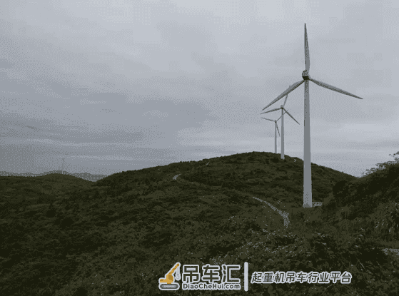 突发事故！河南某风电现场9800履带吊发生倾覆倒塌！
