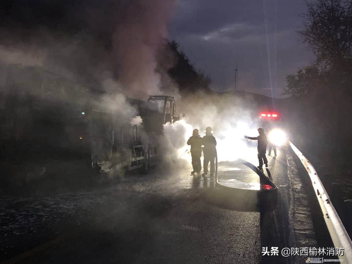 吊车行驶中突然着火?消防火速到场扑救