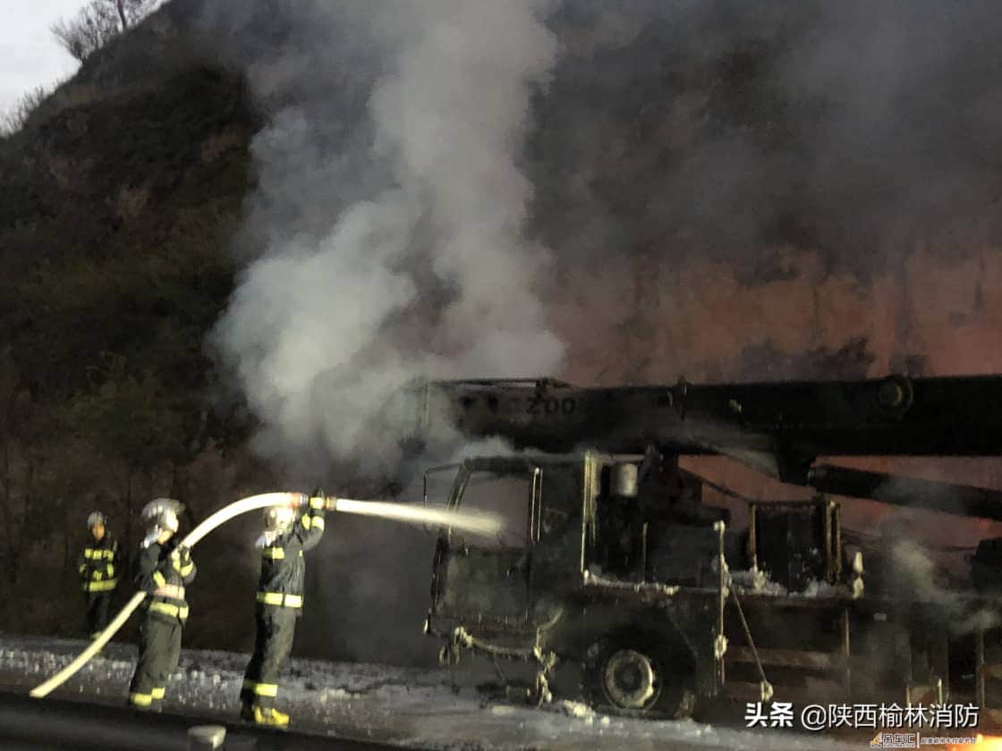 吊车行驶中突然着火?消防火速到场扑救
