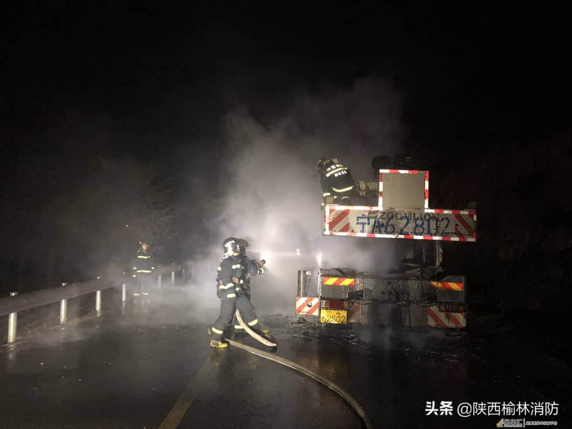 吊车行驶中突然着火?消防火速到场扑救